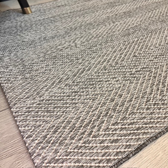 Yeni bir yere serilmiş Elit Sisal halının yüzeyi, desenleri belirgin bir şekilde.