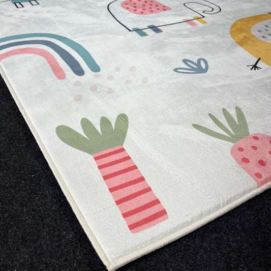 Çocuk halısının kenar detayları ve canlı renkte bir fil figürü. Halının kaliteli dokusu ve tasarımı dikkat çekiyor.