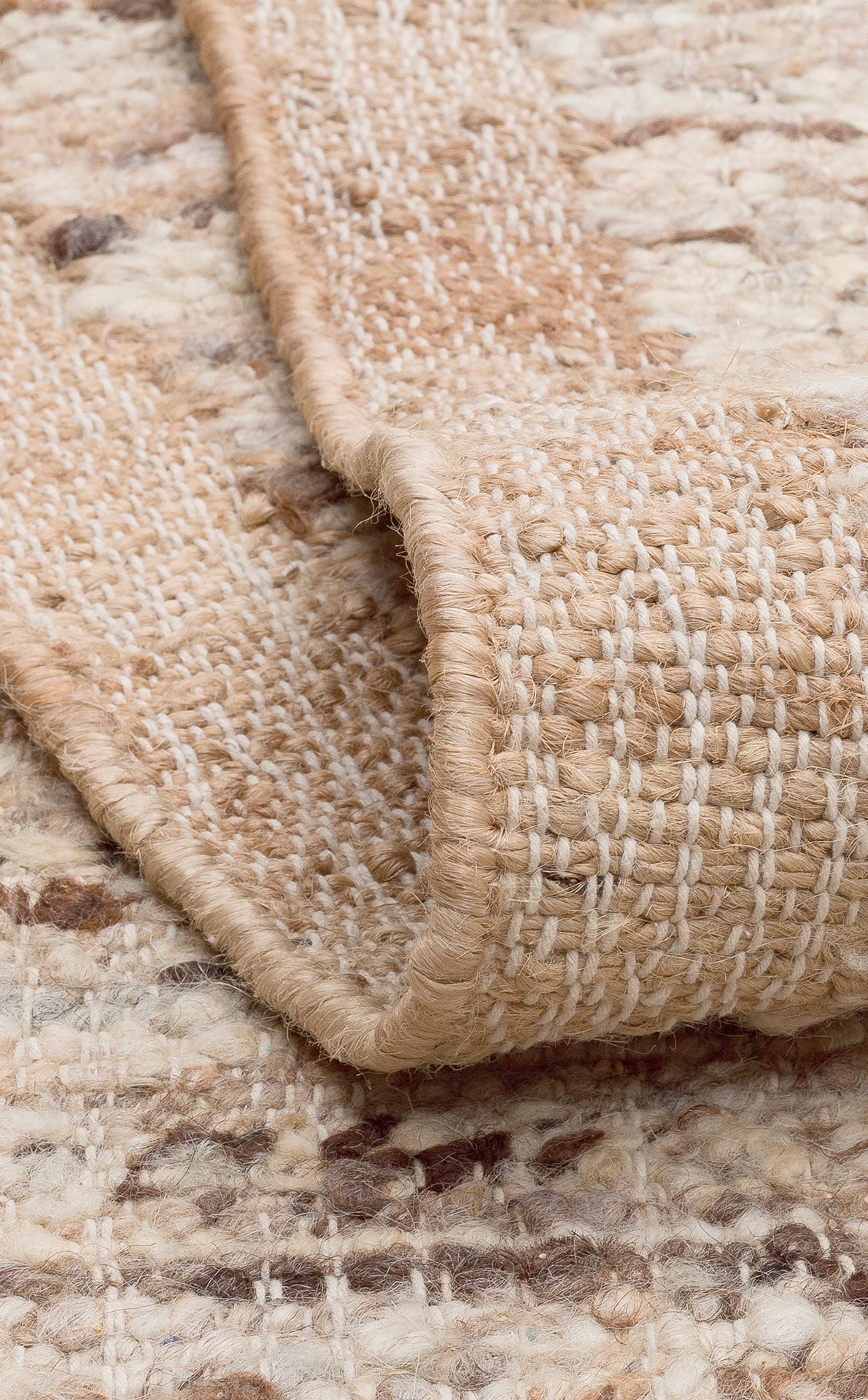 Lhasa Jüt koleksiyonu için el dokuma, yün ve jüt malzemelerden yapılmış özgün tasarımlı halı - katlama kenar detayları ile flatweave dokuma.