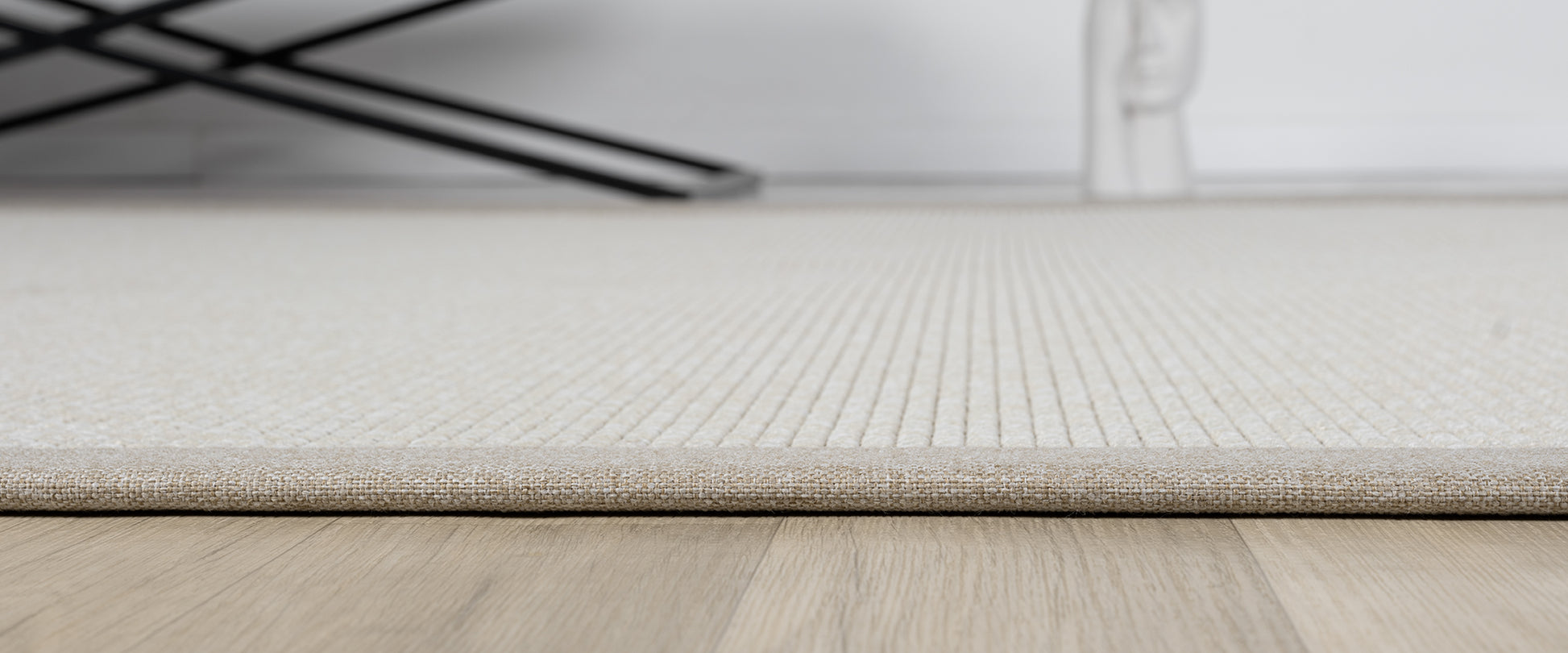 El yapımı kumaş bordürlü sisal halı, HALI VAGONU'dan. Bu şık bej sisal halı, hem günümüzdeki modern ev dekorasyonuna uyum sağlıyor hem de dayanıklılığı ile dikkat çekiyor. Kolay temizlenebilir olması sayesinde hayatınızı kolaylaştırıyor.