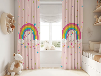 Halı Vagonu HV336P Unicorn Pembe Desen Çocuk Odası Kadife Kumaş Fon Perde, sevimli unicorn baskısıyla çocuk odaları için ideal dekorasyon seçeneği.