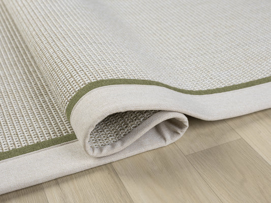 Rulodan açılan krem yeşil dış cephe kumaş bordürlü sisal halı görüntüsü.