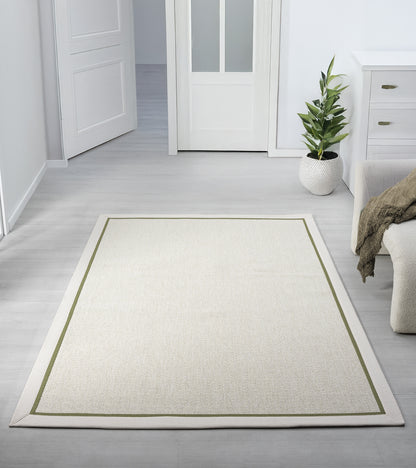 Modern bir oturma odasında krem yeşil sisal halı, iç mekan dekorasyonuna uyum sağlıyor.