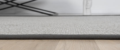 HALI VAGONU'nun kumaş bordürlü gri sisal halısı, modern bir görünüm sunarak ev dekorunuza katkıda bulunuyor. Bu yüksek kaliteli halı, dayanıklılığı ile dikkat çekerken, evcil hayvan dostu olmasıyla da tercih ediliyor. Özel ölçü halı olarak kullanılabilecek bu dekoratif sisal halı, ofis için halı ihtiyacınızı da karşılayabilir.