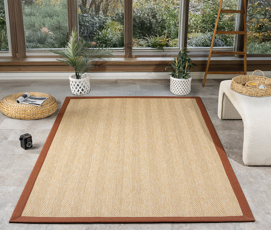 HALI VAGONU'nun günümüz modern stiline uygun Terra Kumaş Bordürlü Balık Sırtı Sisal Halı'sı, bej renk tonlarıyla geniş bir alanı kaplamaktadır. Bu el yapımı sisal halı, dayanıklı yapısıyla evcil hayvan dostu bir seçenek sunuyor, ayrıca temizliği de oldukça kolay. Şık ev dekoru arayanlar için ideal, modern salon halısı ve ofis için de mükemmel bir tercih.