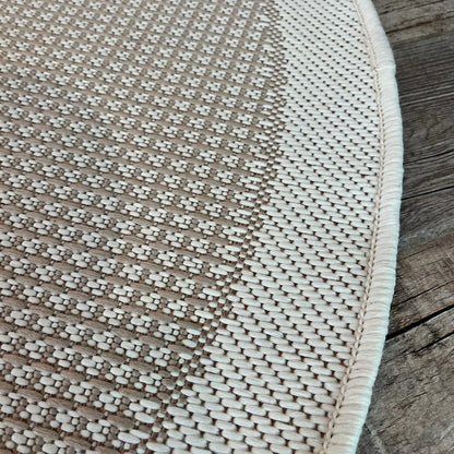 Yuvarlak jüt sisal halının detaylı görüntüsü, dikiş ve dokusunu gösteriyor.