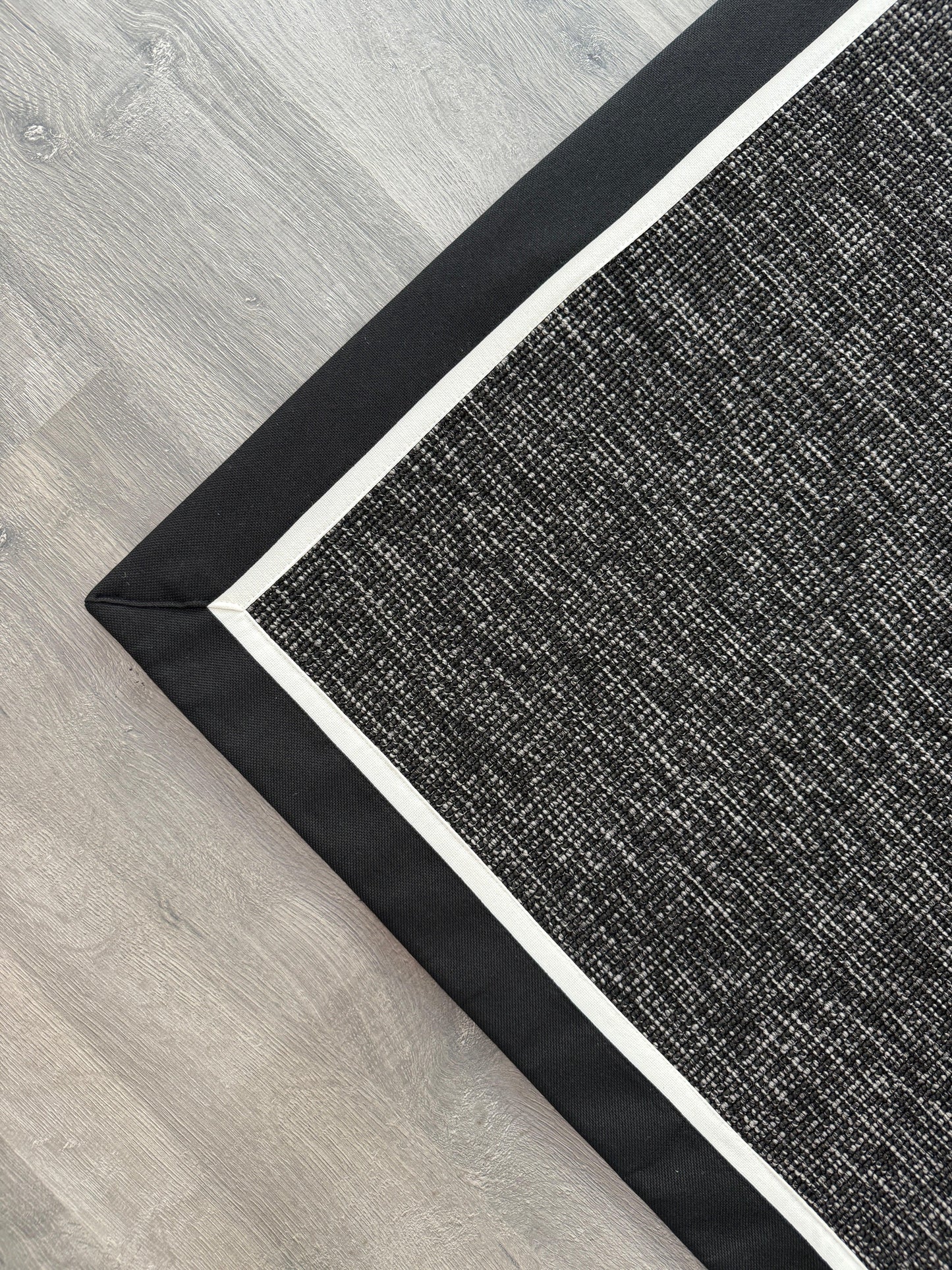 Siyah Beyaz Çift Renk Kumaş Bordürlü Siyah Antrasit Sisal Halı - El Yapımı, Dayanıklı, Modern Tasarım - HVHB20 - HALI VAGONU