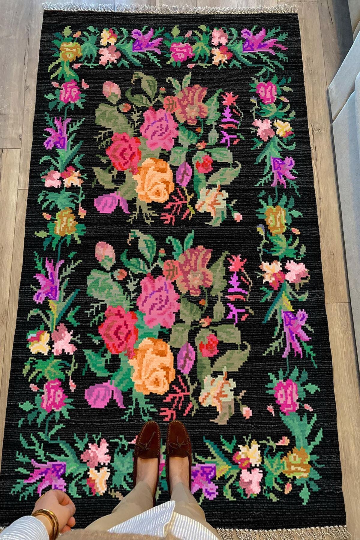 Cotton Serisi Siyah Taban Ütsünde Renkli Çiçek Motifli Otantik Dekoratif Dokuma Taban Kilim