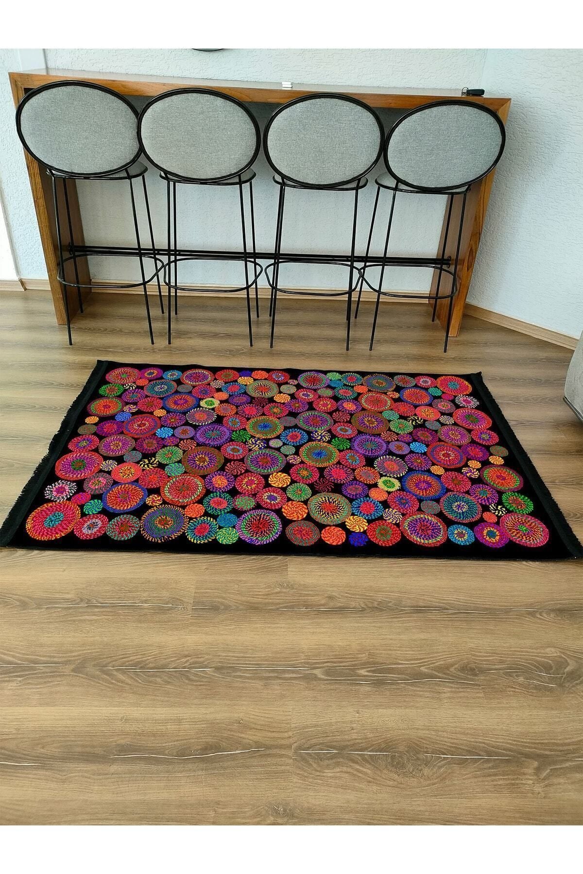 Halı Vagonu Serisi Siyah Rengin Üzerinde Multy Tonlarında Çiçekli Desen Kaymaz Taban Şönil Halı