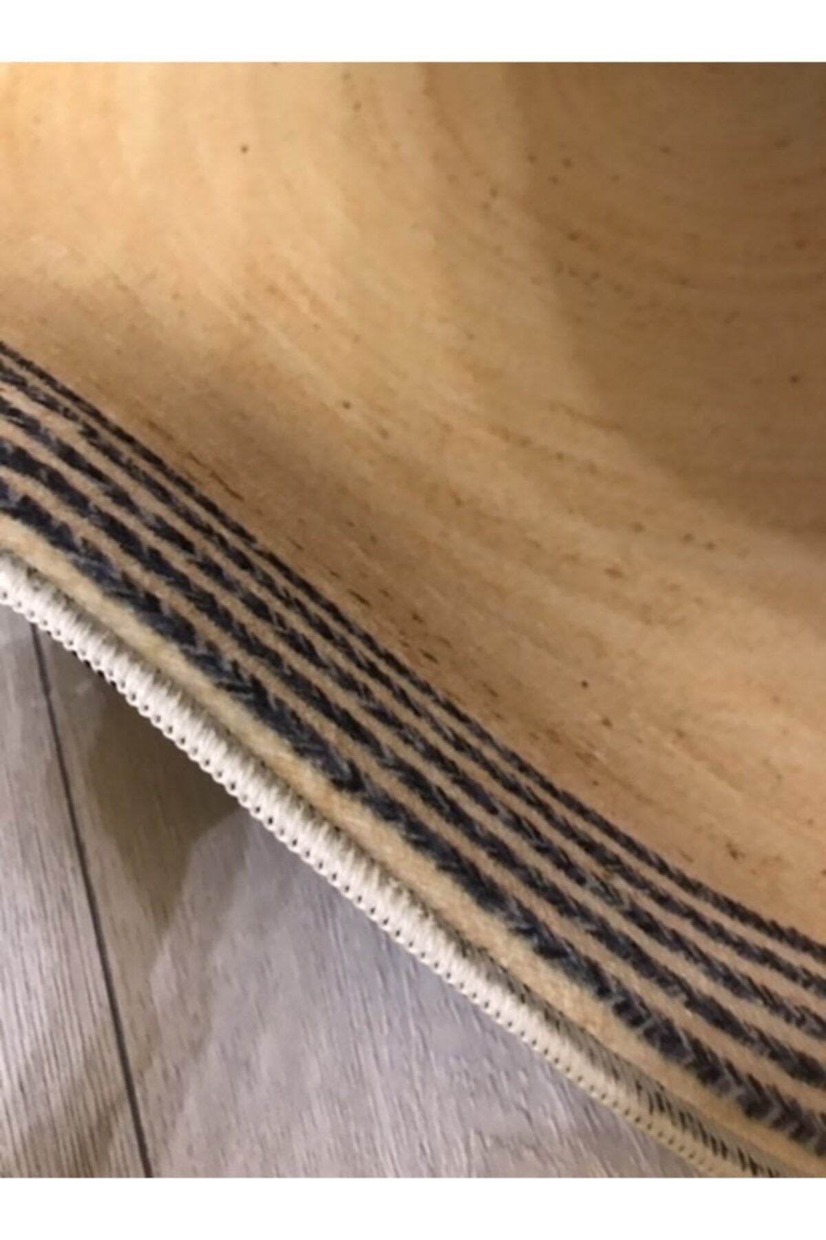 Bej Jüt Efektli Dijital Baskılı Yuvarlak Halı Jute07, mikrofiber kumaş üzerinde canlı renklerle üretilmiş, 5mm kalınlığında, kaymaz tabanlı ve şık bir tasarıma sahip halı.