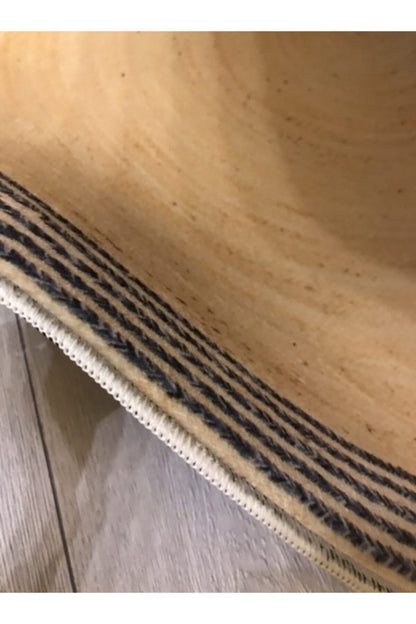 Bej Jüt Efektli Dijital Baskılı Yuvarlak Halı Jute07, mikrofiber kumaş üzerinde canlı renklerle üretilmiş, 5mm kalınlığında, kaymaz tabanlı ve şık bir tasarıma sahip halı.