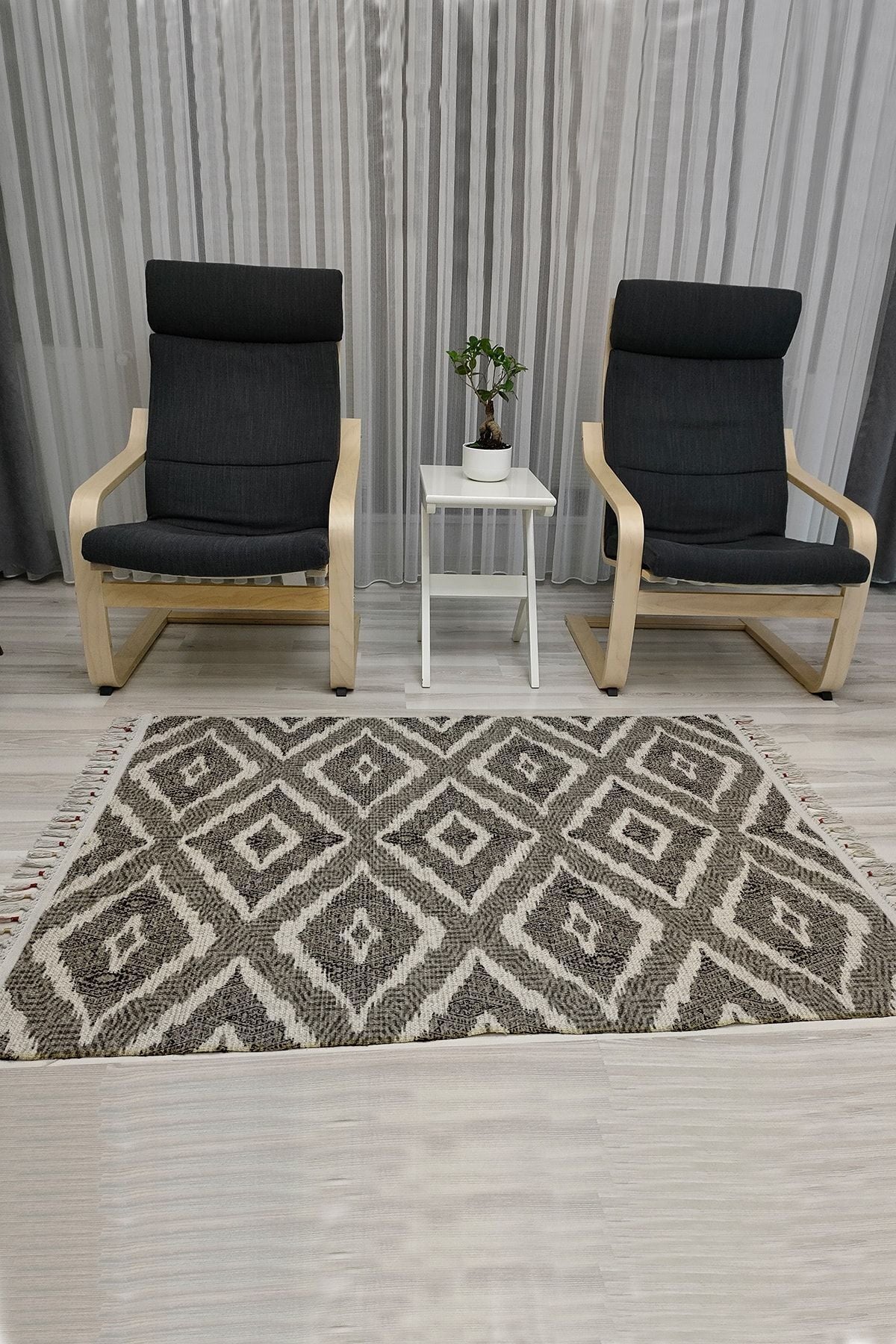 Cotton Serisi Gri Tonlarında Otantik Üçgen Desenli Dekoratif Dokuma Taban Kilim