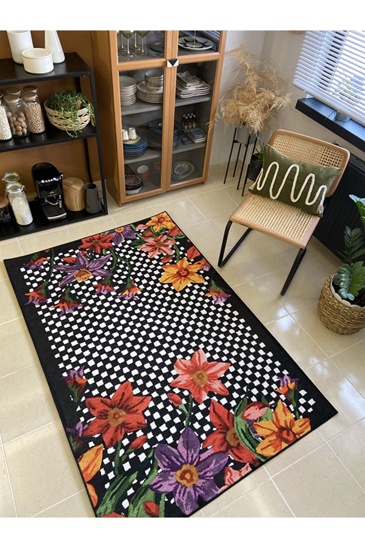 çok renkli siyah üzerine çiçek denli