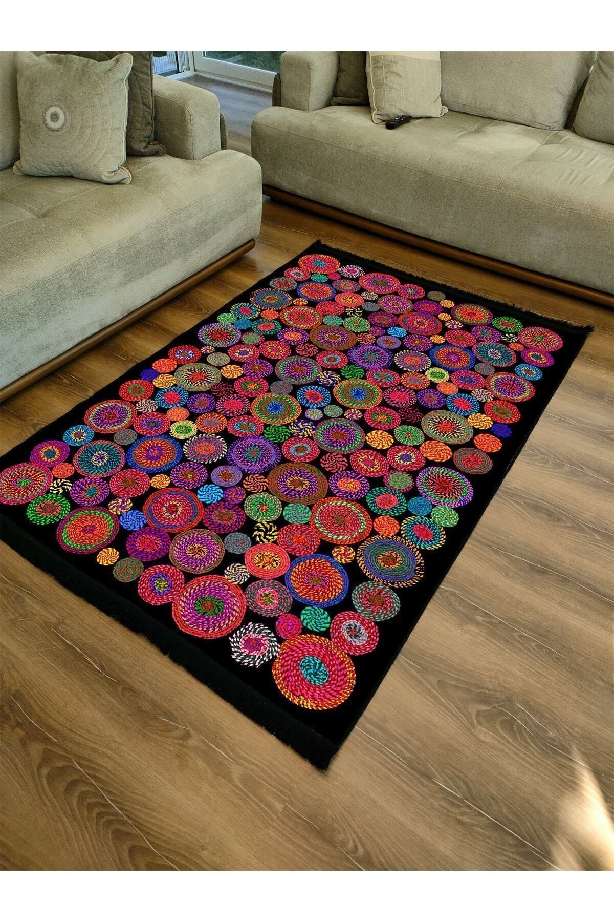 Halı Vagonu Serisi Siyah Rengin Üzerinde Multy Tonlarında Çiçekli Desen Kaymaz Taban Şönil Halı