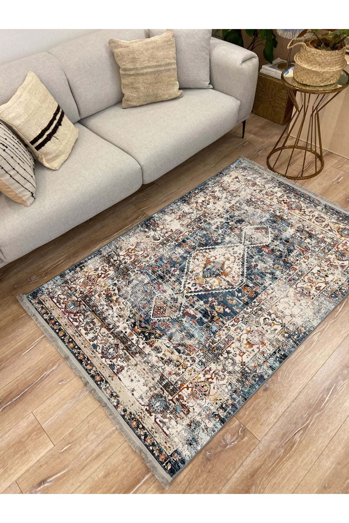 Mars 2162 Krem Ve Mavi Tonlarında Klasik Eskitme Desen Saçakli Dekoratif Halı