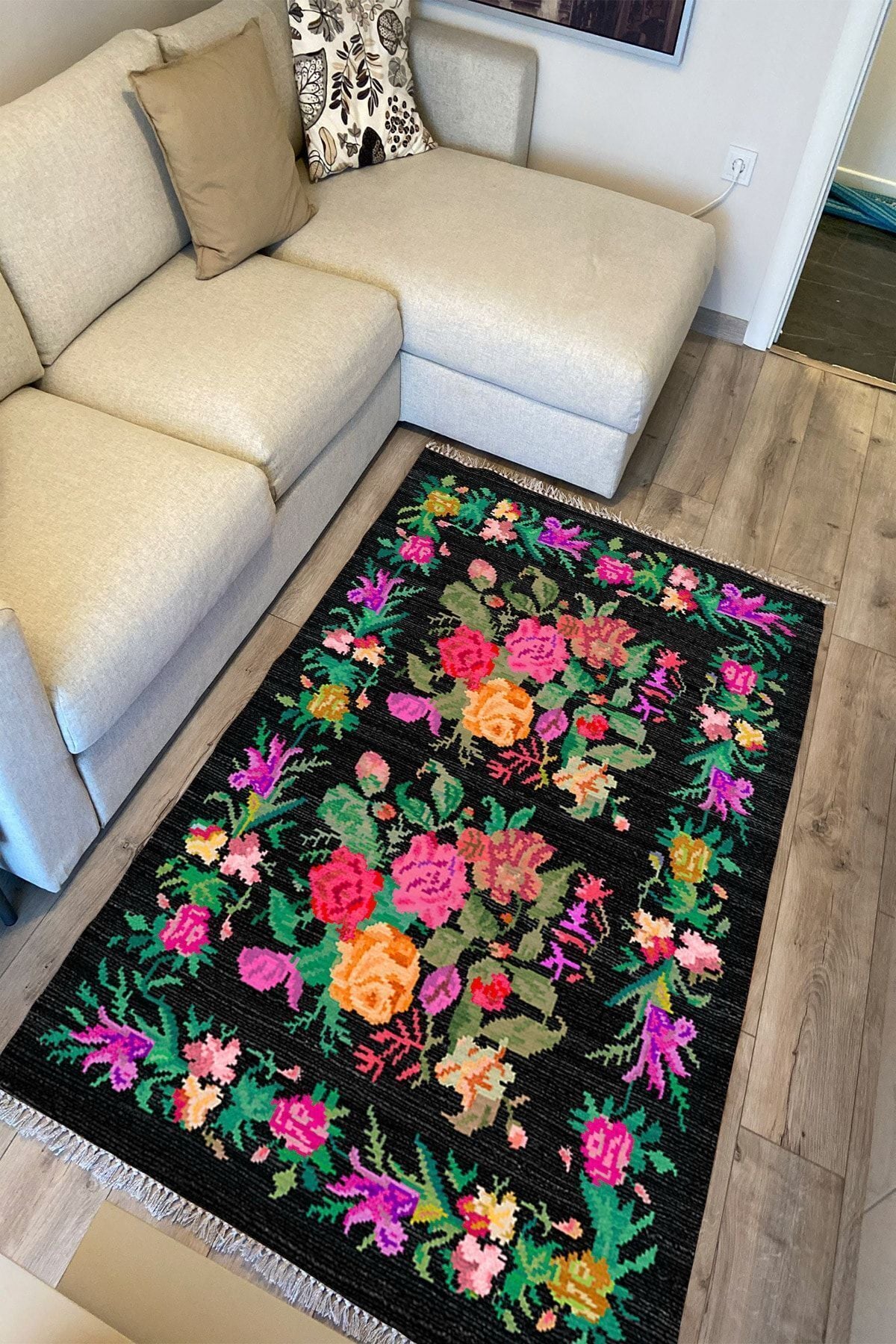 Cotton Serisi Siyah Taban Ütsünde Renkli Çiçek Motifli Otantik Dekoratif Dokuma Taban Kilim