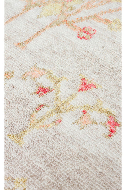 ZARA ZR 08 BEIGE AUTUMN halısının kenarındaki saçak detayı, el emeği ile özenle işlenmiştir.
