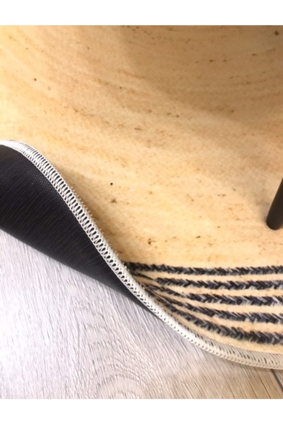 Bej Jüt Efektli Dijital Baskılı Yuvarlak Halı Jute07, makinede yıkanabilir özellikte, kullanıcı dostu bir halı.