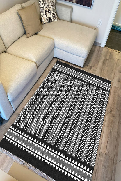 Cotton Serisi Siyah Beyaz Geometrik Etnik Eskitme Desenli Dekoratif Dokuma Taban Kilim