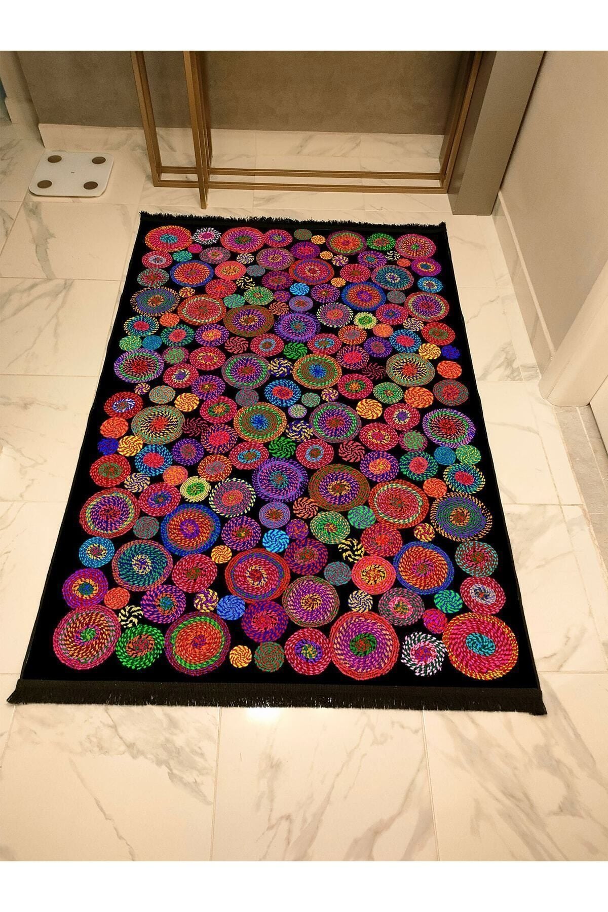 Halı Vagonu Serisi Siyah Rengin Üzerinde Multy Tonlarında Çiçekli Desen Kaymaz Taban Şönil Halı