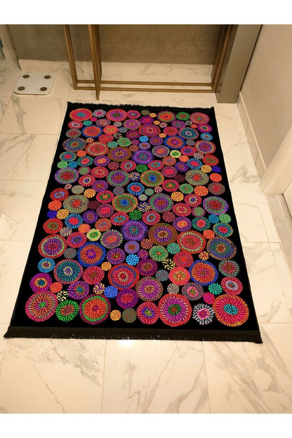 Halı Vagonu Serisi Siyah Rengin Üzerinde Multy Tonlarında Çiçekli Desen Kaymaz Taban Şönil Halı
