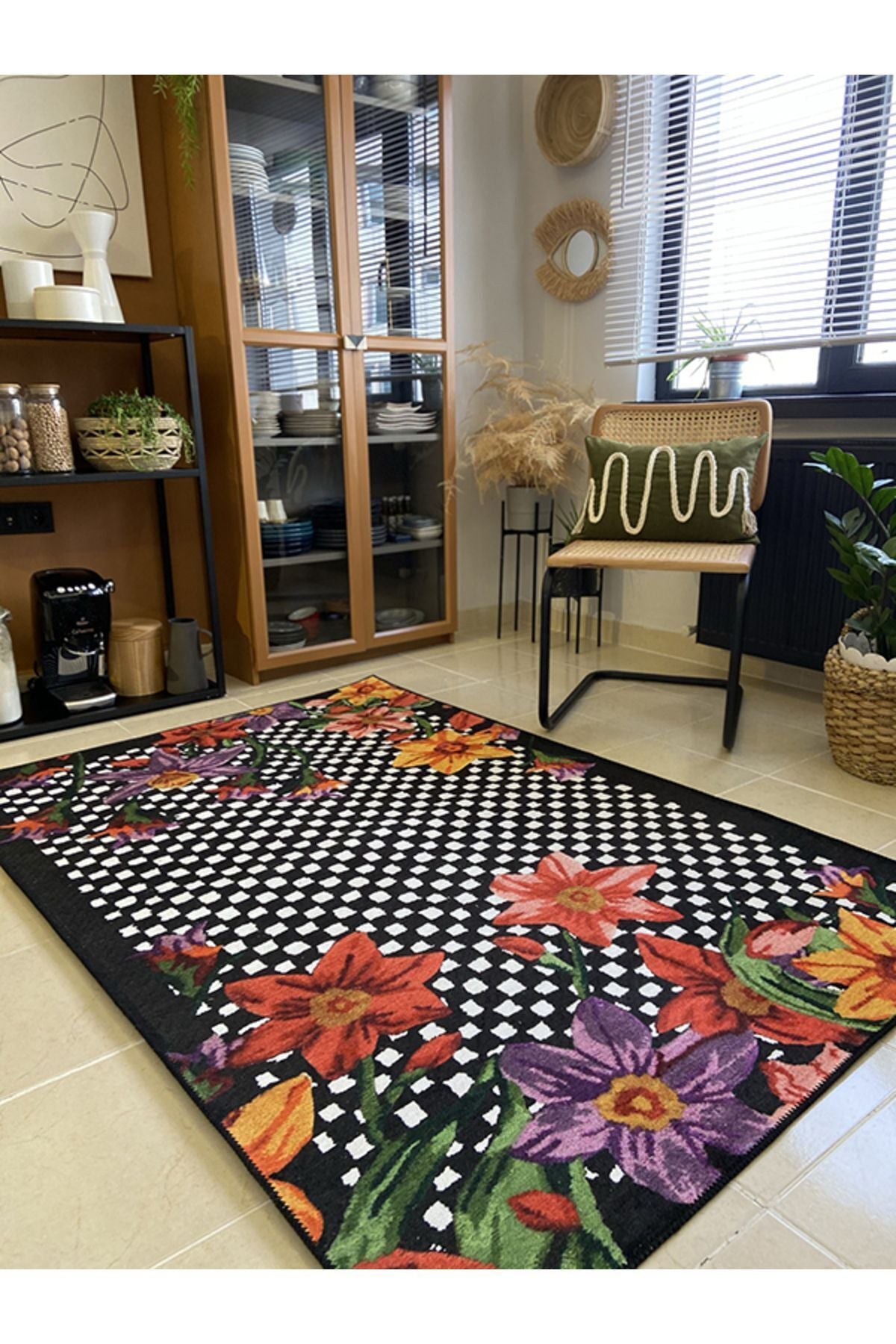 çok renkli siyah üzerine çiçek denli