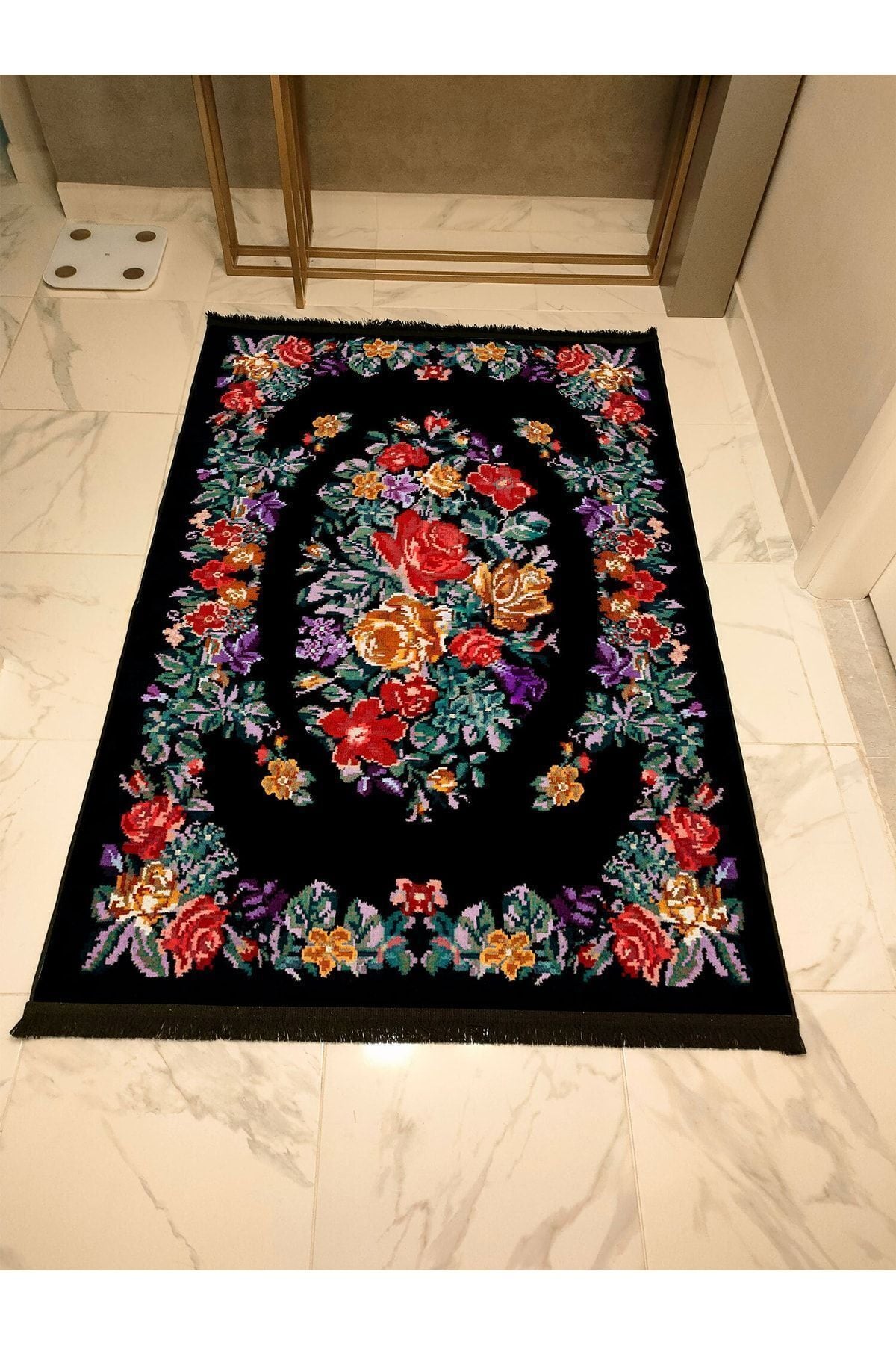 Halı Vagonu Serisi Siyah Ve Multy Tonlarda Çiçekli Desen Kaymaz Taban Şönil Halı