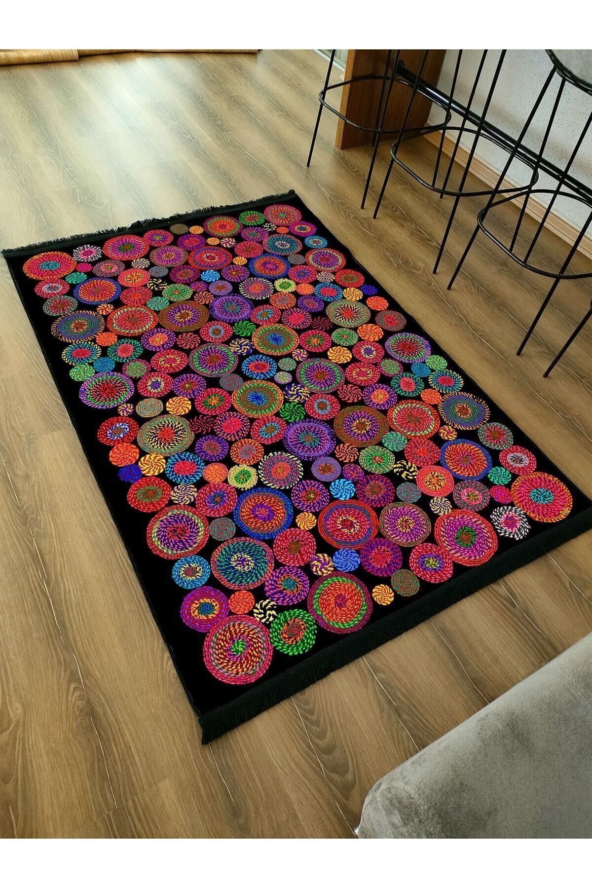 Halı Vagonu Serisi Siyah Rengin Üzerinde Multy Tonlarında Çiçekli Desen Kaymaz Taban Şönil Halı