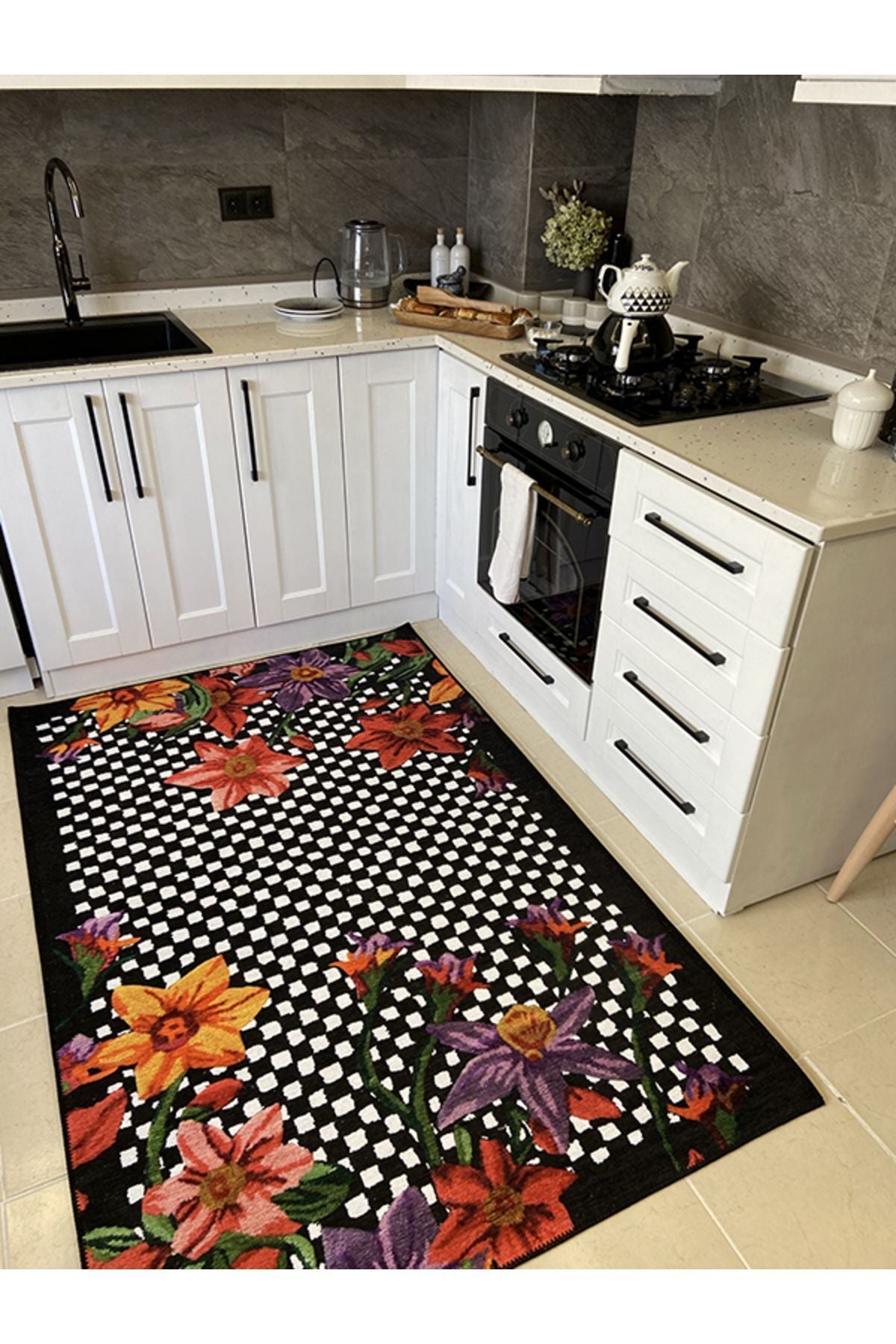 çok renkli siyah üzerine çiçek denli