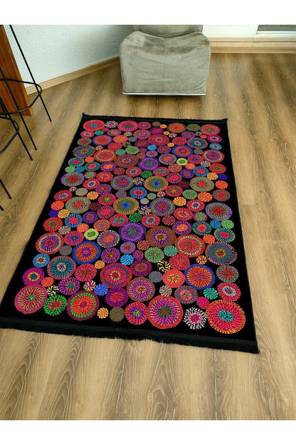 Halı Vagonu Serisi Siyah Rengin Üzerinde Multy Tonlarında Çiçekli Desen Kaymaz Taban Şönil Halı