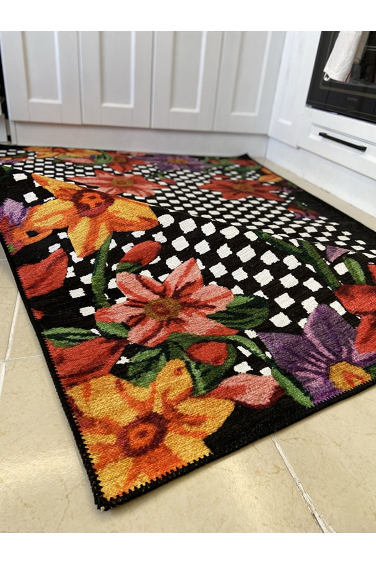 çok renkli siyah üzerine çiçek denli