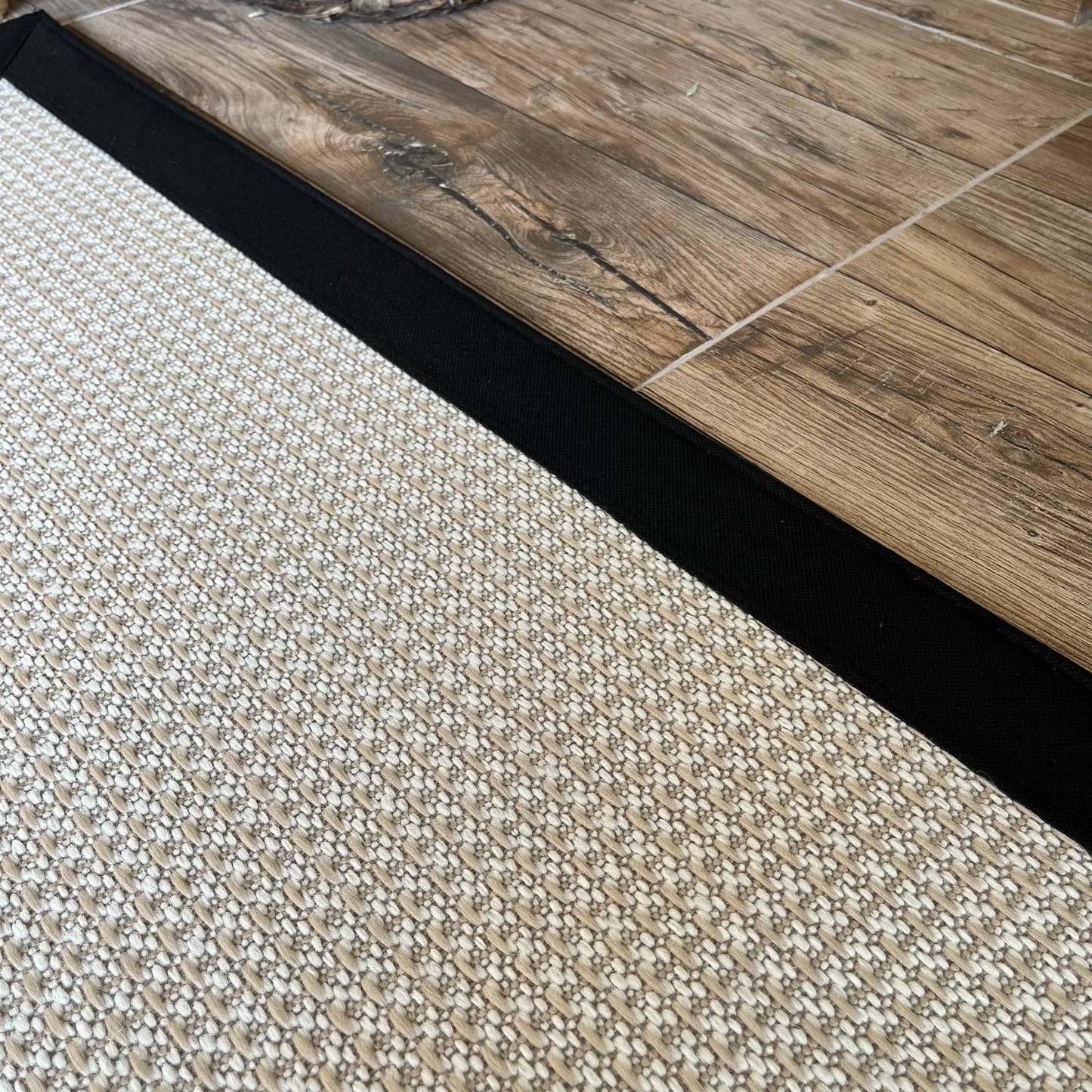 Siyah Kumaş Bordürlü Krem Sisal Halı - El Yapımı, Dayanıklı, Modern Tasarım - HVSB01