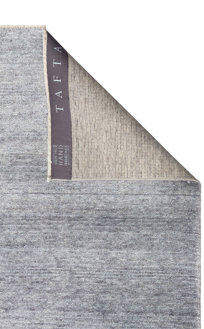 Taftan TF PLAIN D. GREY Halı, Overdyed tarzıyla dikkat çekiyor. Taftan Özel Tezgah Halısı olarak tasarlanmış zarif bir parça.