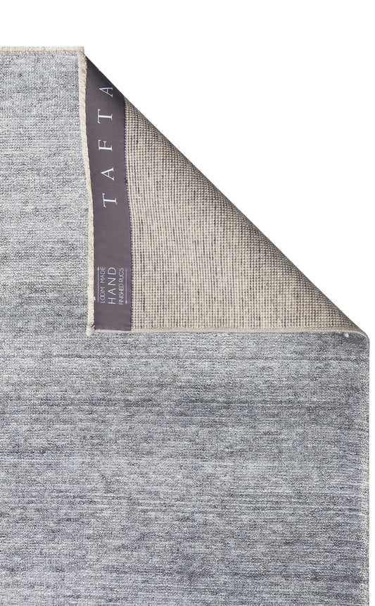 Taftan TF PLAIN D. GREY Halı, Overdyed tarzıyla dikkat çekiyor. Taftan Özel Tezgah Halısı olarak tasarlanmış zarif bir parça.