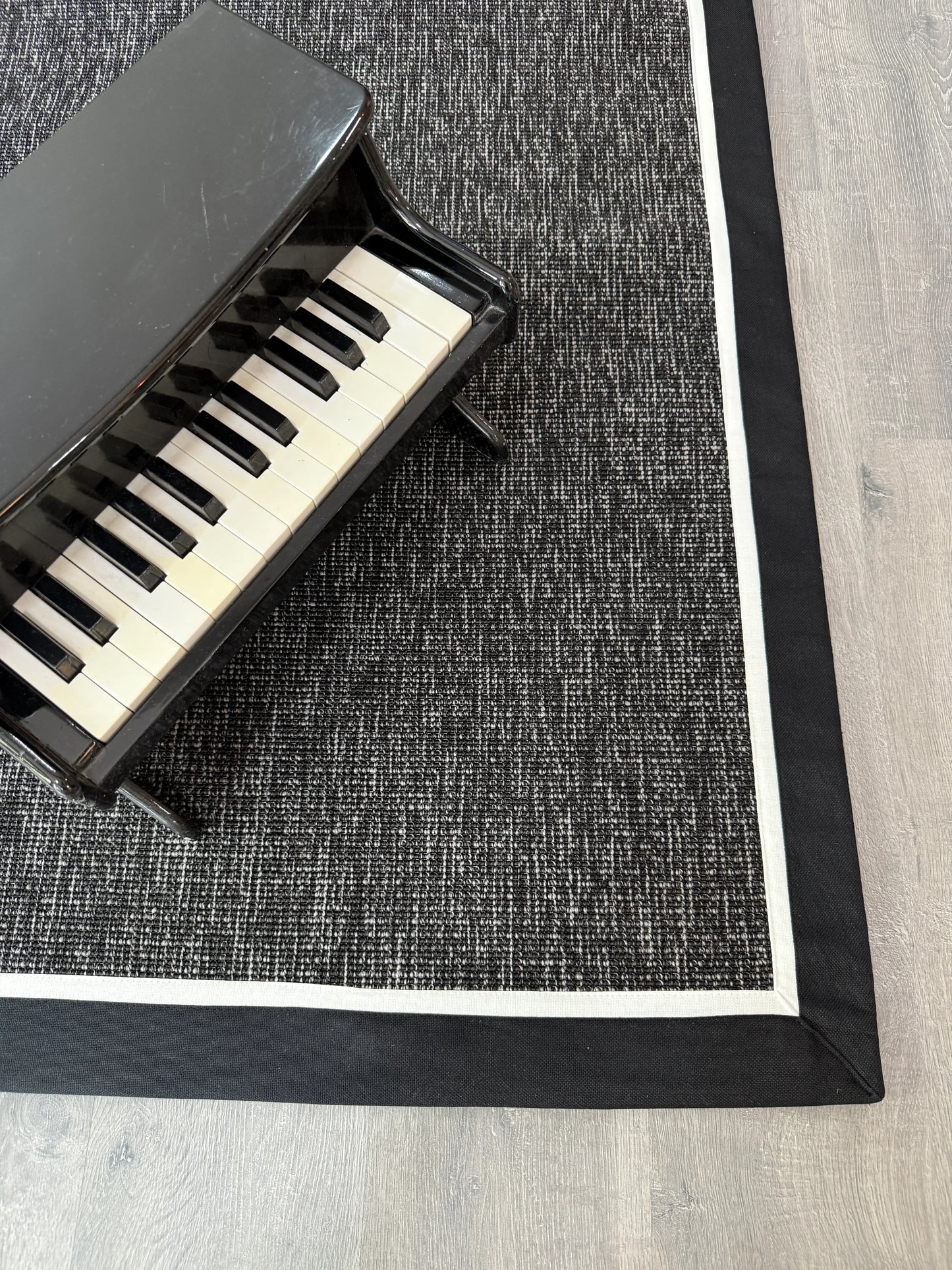 Siyah Beyaz Çift Renk Kumaş Bordürlü Siyah Antrasit Sisal Halı - El Yapımı, Dayanıklı, Modern Tasarım - HVHB20 - HALI VAGONU