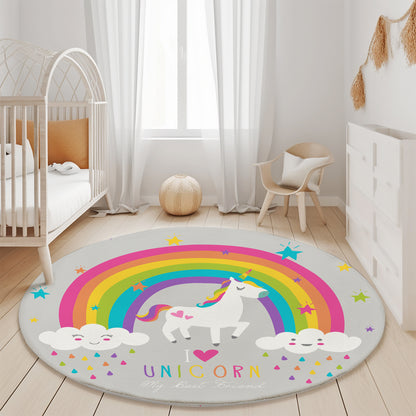 Modern bir çocuk odasında yer alan yuvarlak unicorn halı, parlak renklerle dekore edilmiş.