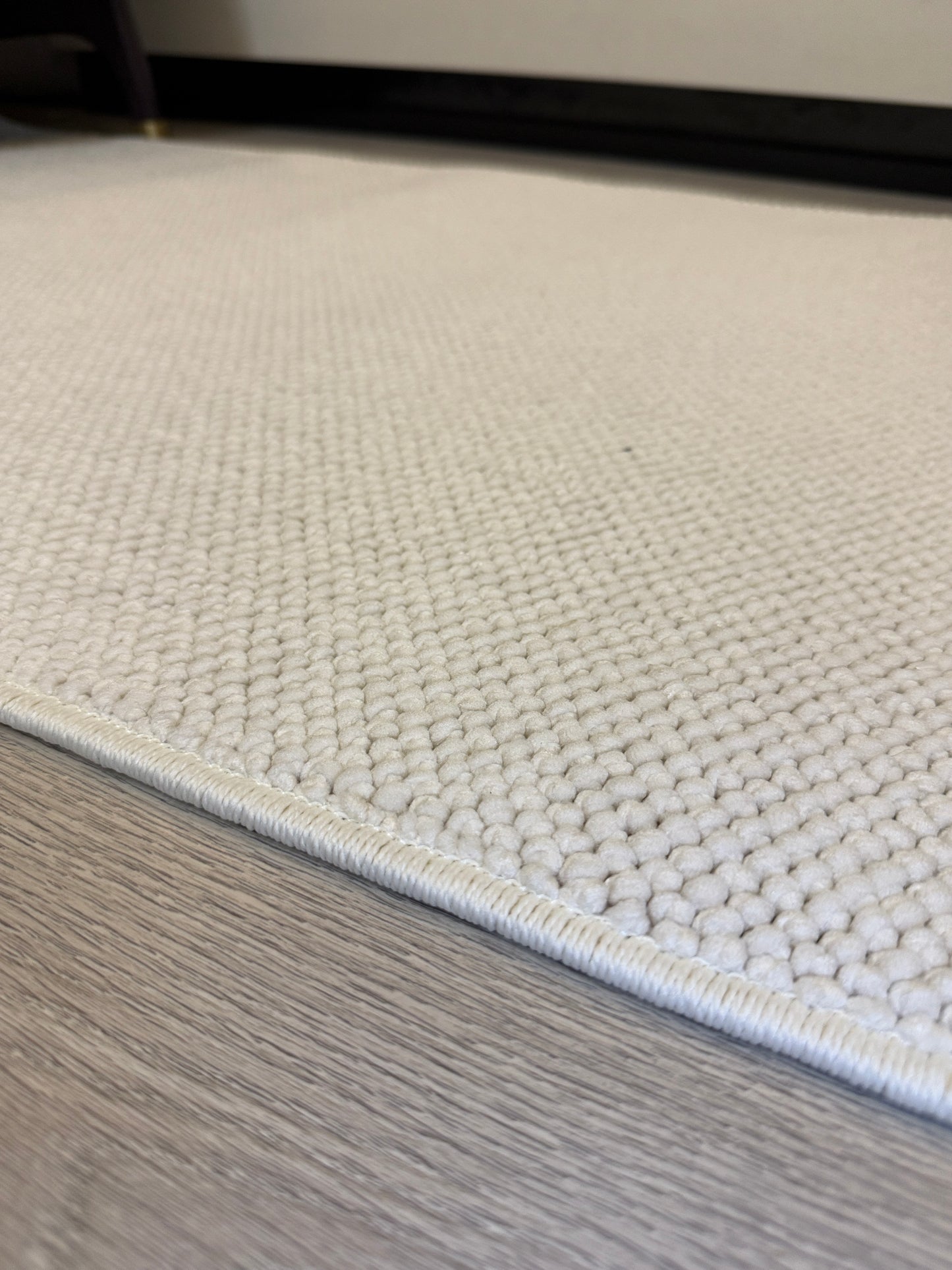 Beyaz Bukle Halı ile şık bir yaşam alanı yaratma örneği.