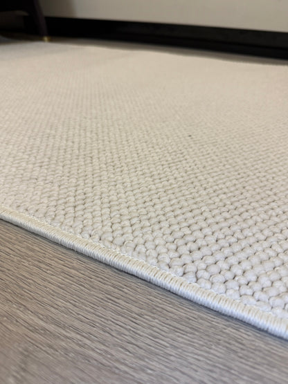 Beyaz Bukle Halı ile şık bir yaşam alanı yaratma örneği.