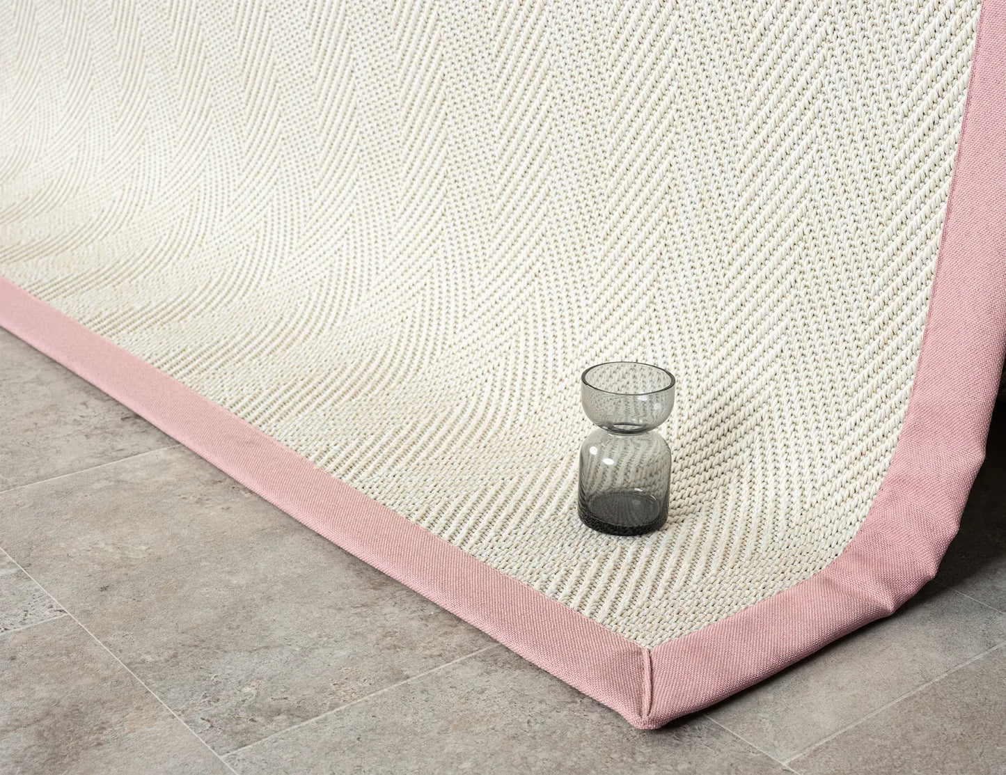 Pembe Kumaş Bordürlü Krem Balık Sırtı Sisal Halı, El Yapımı, Dayanıklı, Evcil Hayvan Dostu - HVHB13 - HALI VAGONU