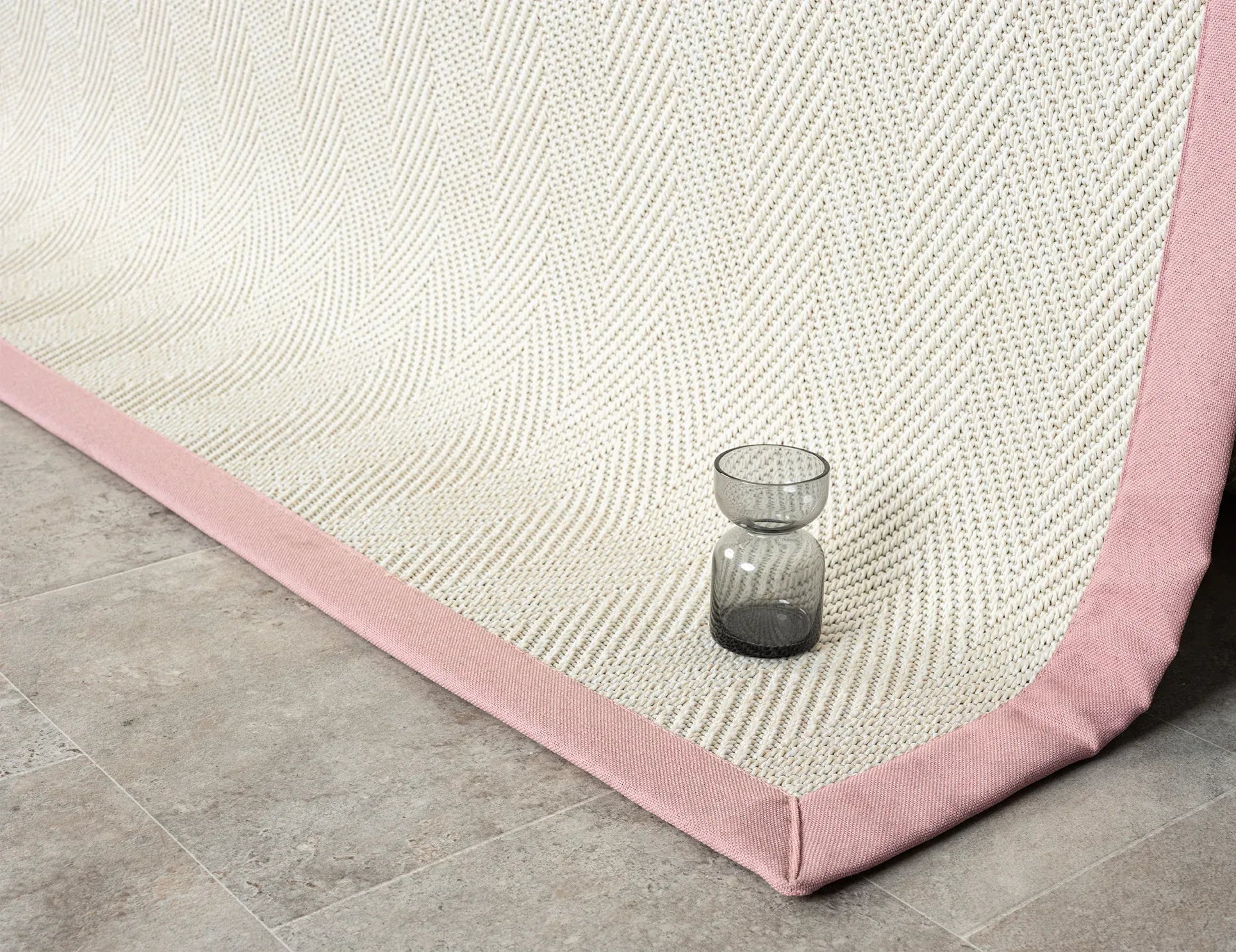 Pembe Kumaş Bordürlü Krem Balık Sırtı Sisal Halı, El Yapımı, Dayanıklı, Evcil Hayvan Dostu - HVHB13 - HALI VAGONU