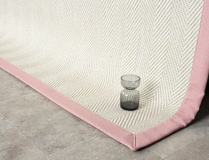 Pembe Kumaş Bordürlü Krem Balık Sırtı Sisal Halı, El Yapımı, Dayanıklı, Evcil Hayvan Dostu - HVHB13 - HALI VAGONU