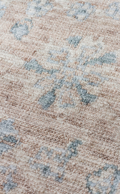 Taftan TF 07 SKY VİZON Pakistan Overdyed Tarzı Uşak Halısı, doğal malzemelerle üretilen Taftan Özel Tezgah Halısı'nın kullanışlı ve şık görünümü.