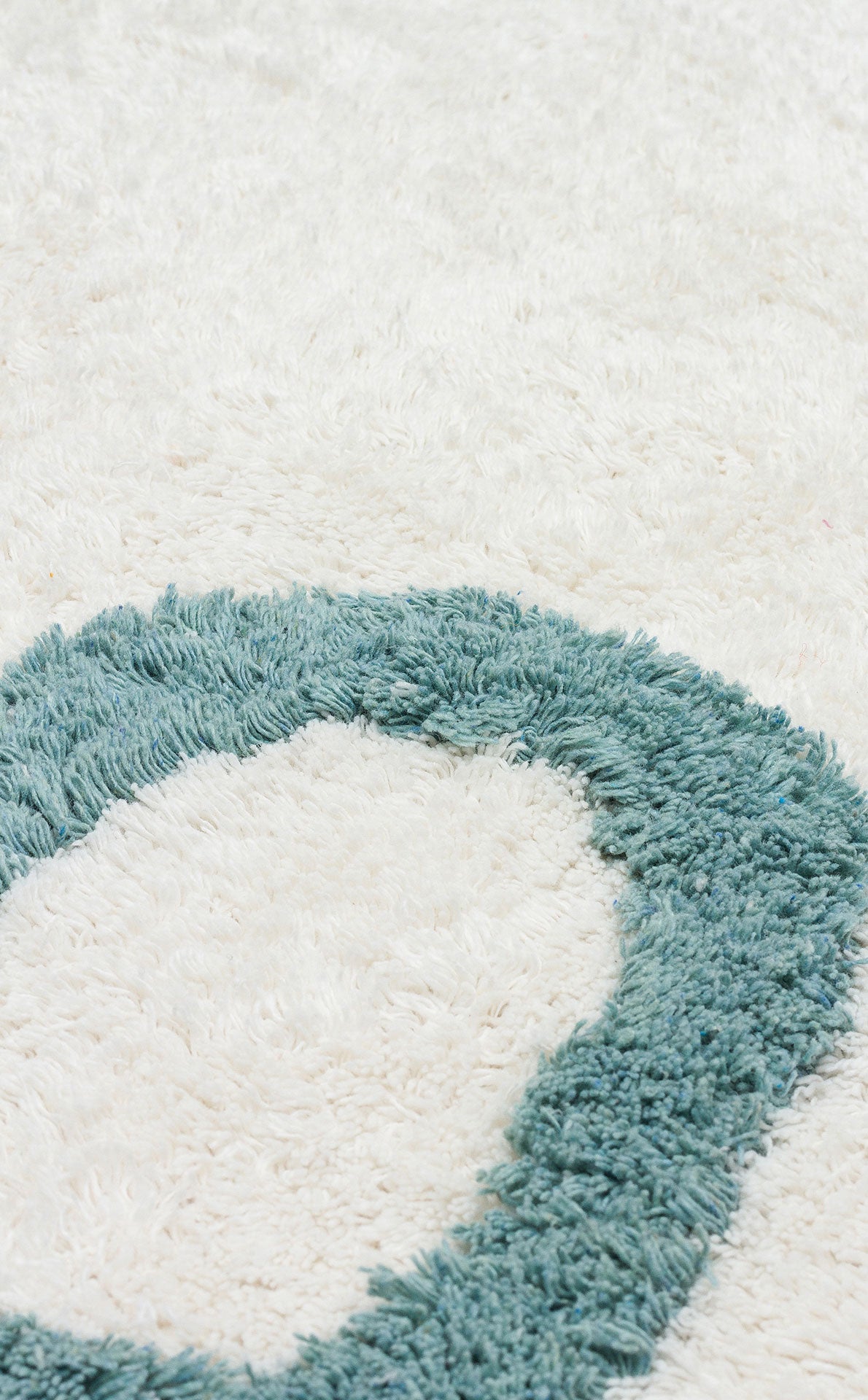 COTTON BOON XW CBN 02 MULTY pamuk bebek halısının kenar saçak detayı.