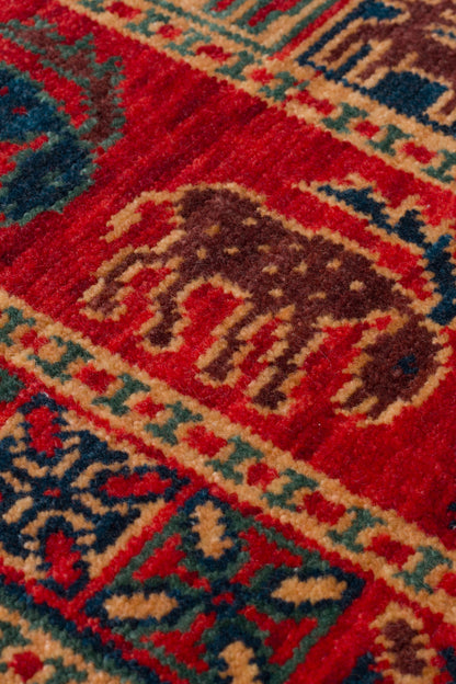 Kadim Yün Kara Tezgah Halısı, zengin desenleriyle modern ve klasik dekorasyonu mükemmel tamamlıyor.