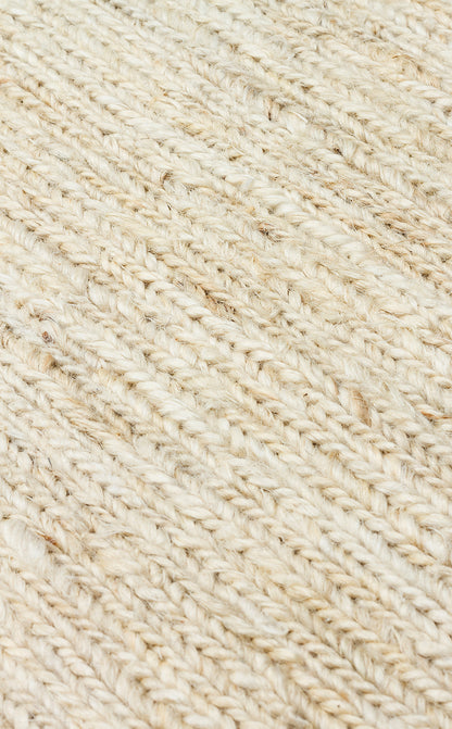 Soumak SMK Plain Ivory Örgülü Naturel Kendir Halı'nın dokusu, hav yüksekliği olmayan örüntü yapısıyla minimal bir tasarım sunuyor.