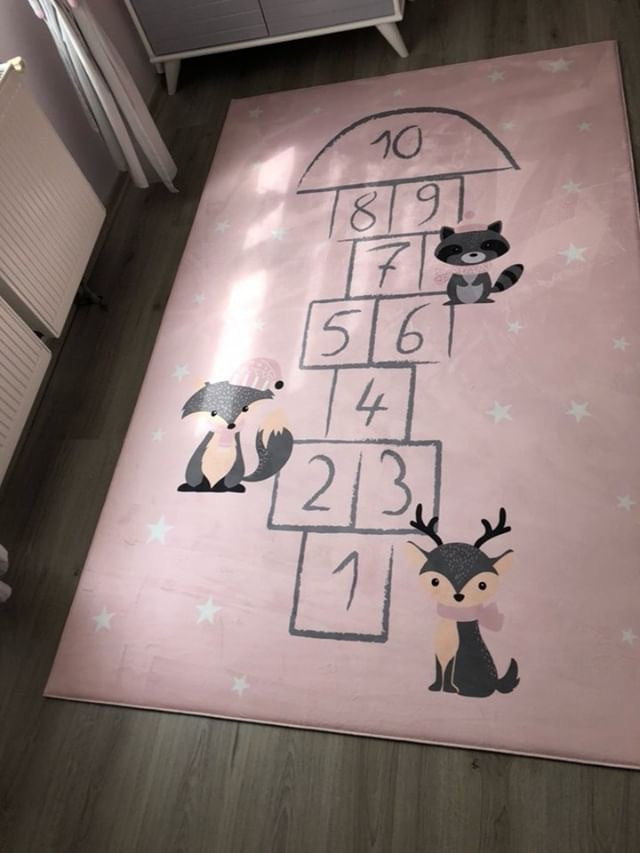 HV320P Seksekli Pembe Çocuk Odası Halısı - Yumuşak, Kolay Temizlenebilir, 3 Kalite Seçeneği