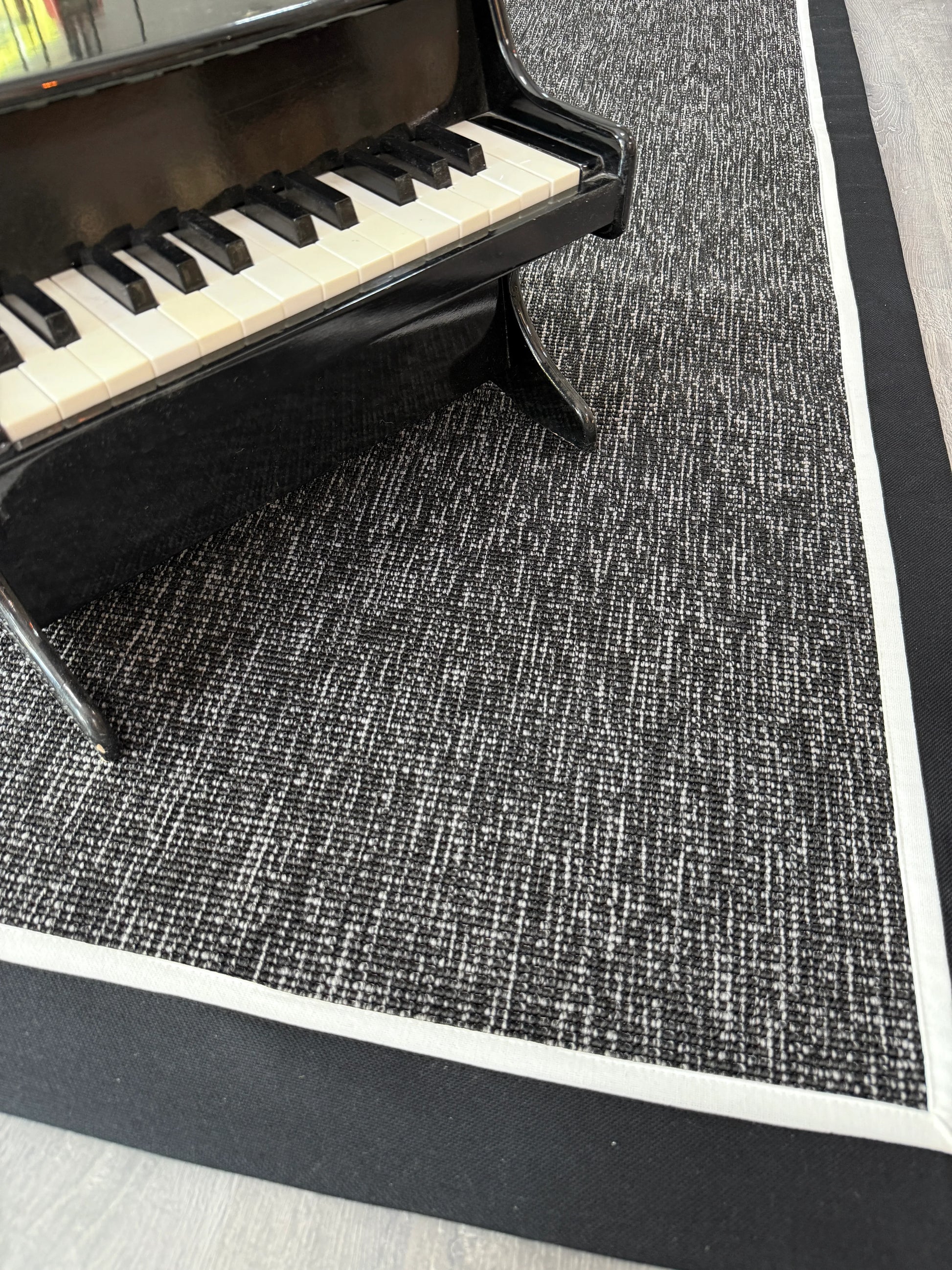 Siyah Beyaz Çift Renk Kumaş Bordürlü Siyah Antrasit Sisal Halı - El Yapımı, Dayanıklı, Modern Tasarım - HVHB20 - HALI VAGONU