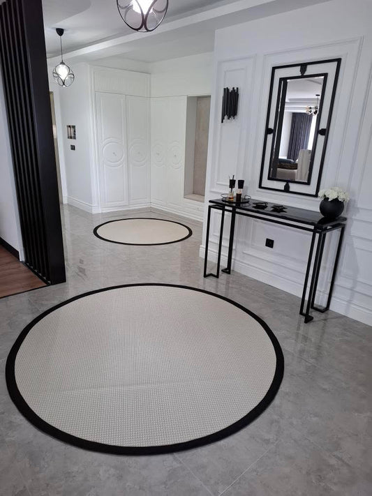 HALI VAGONU Siyah Krem Kumaş Bordürlü Sisal Halı - El yapımı, dayanıklı, modern tasarım. Daire görünümünde yerleştirilmiş kremsi renklerdeki halılar ve şık dekorasyonla birlikte, siyah kumaş bordürlü krem sisal halı her mekanı zarif kılar. Bu dayanıklı sisal halı, ofisler ve modern salonlar için mükemmel bir tercihtir.