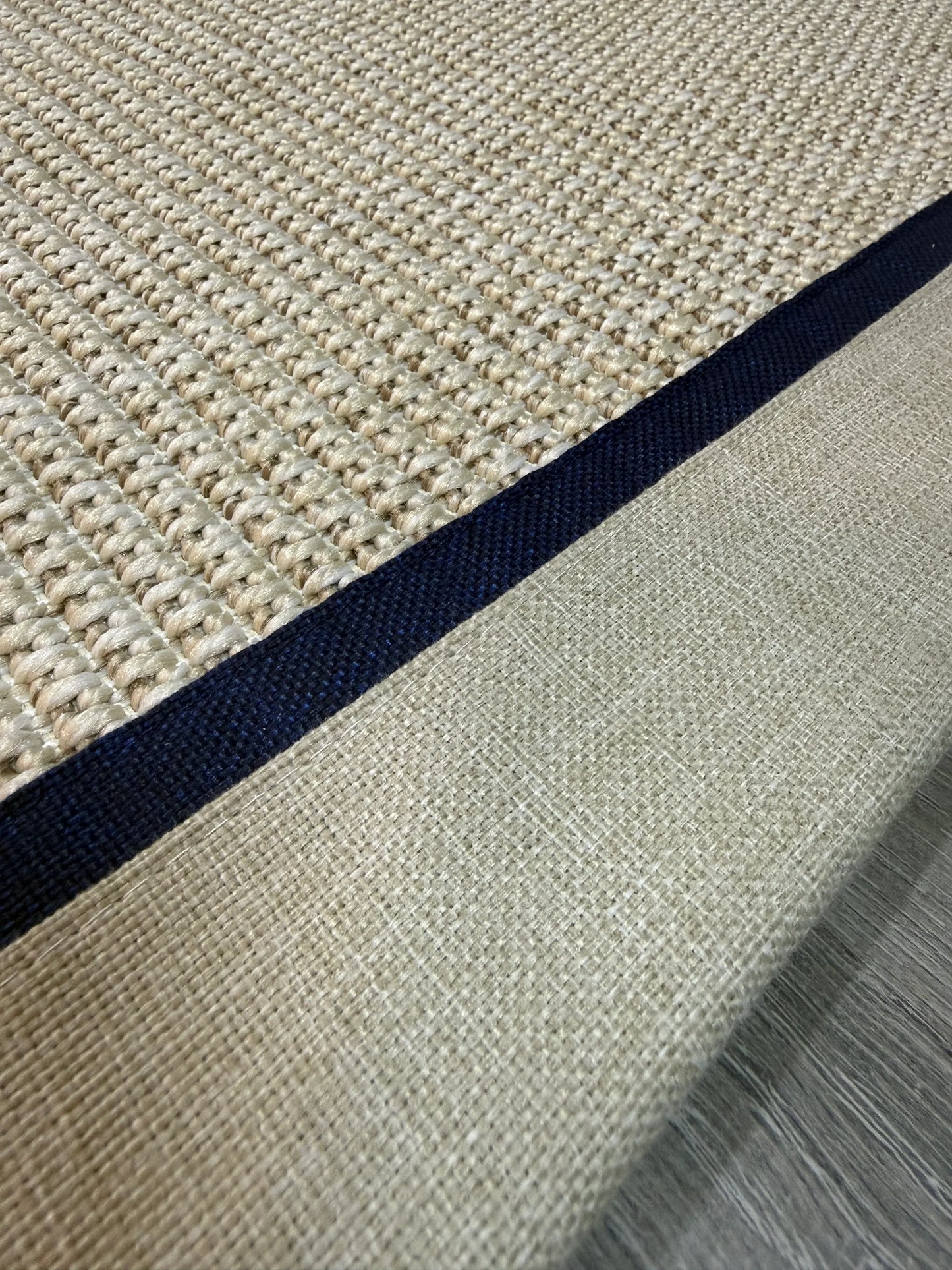 Himalaya Lacivert Bej Çift Renk Kumaş Bordürlü 664 Krem Sisal Halı - El Yapımı, Dayanıklı, Modern Tasarım - HVHB25 - HALI VAGONU