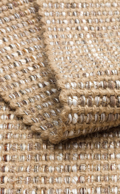 DOHA DH 01 BEIGE Jüt ve Polyester ile Üretilen Çift Taraflı Modern Kilim - Kilim ile birlikte kullanılan dekoratif objelerin gösterildiği bir görsel.